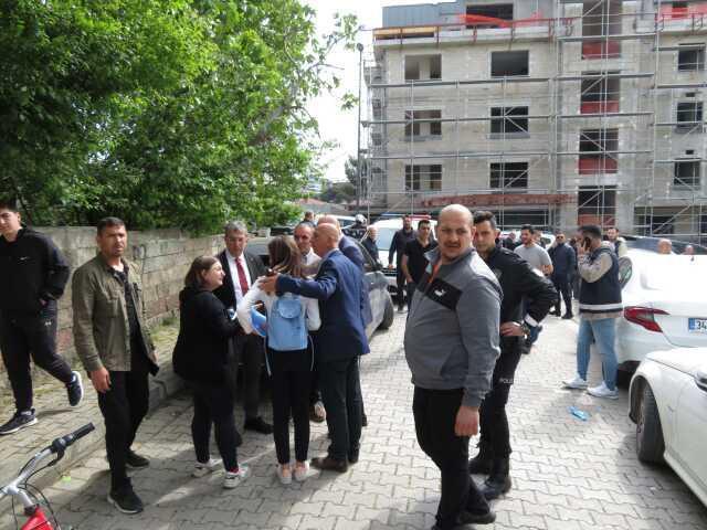 İSTANBUL ÜSKÜDAR'DA OY VERME SIRASINDA YANGIN PANİĞİ