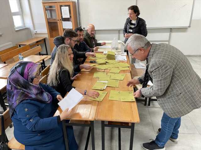 Sandık başındaki görevliler yemini ederek göreve başladı
