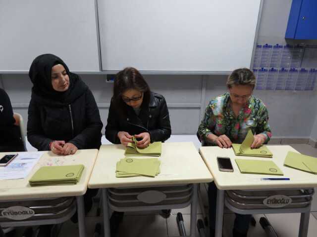 Sandık başındaki görevliler yemini ederek göreve başladı