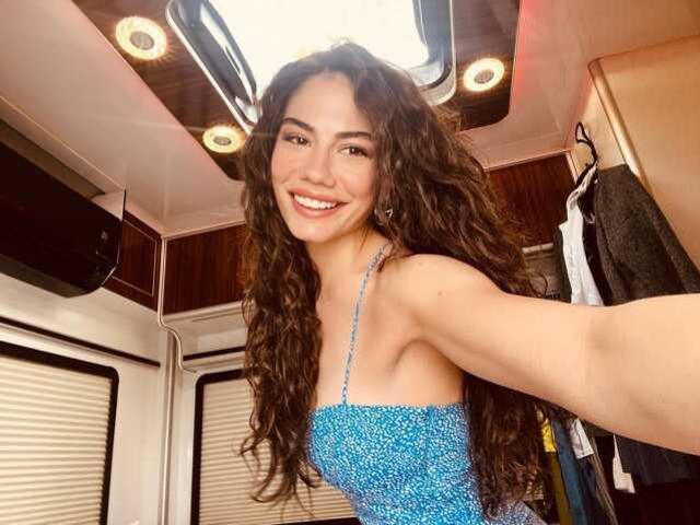 Demet Özdemir, Merve Dizdar'ın Cannes'daki sözlerinden dolayı gelen eleştirilere ateş püskürdü