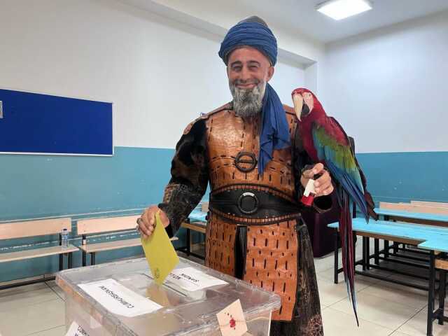 Türkiye sandık başında! İşte oy verme işlemlerinden yansıyan kareler