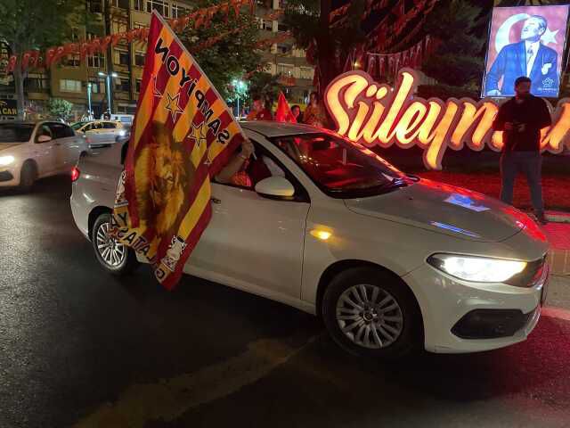 Galatasaray'ın şampiyonluğu sonrası sarı-kırmızılı taraftarlar sokaklara döküldü