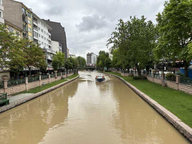 Sağanak yağış sonrası turistik Porsuk Çayı'nın rengi kahverengiye döndü