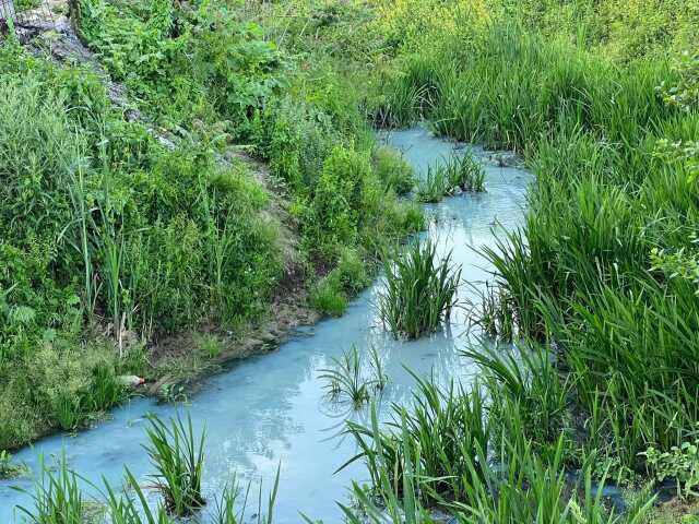 Arnavutköy'deki derenin rengi maviye döndü, atık sular kaynaklı iddiası