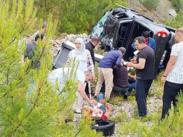 Trafik kazasında yaralanan Nihat Zeybekci'den ilk açıklama: Gayet iyiyiz, merak etmeyin