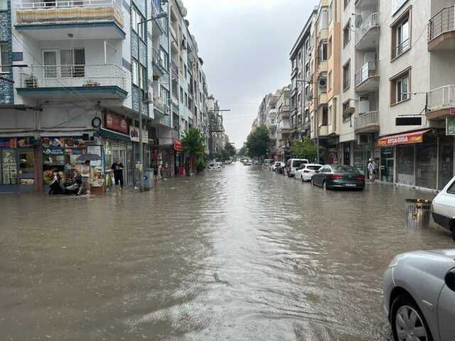 Akhisar'da hastaneyi sel suları bastı, hastalar tahliye edildi
