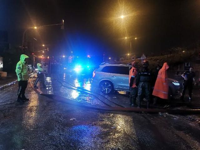 İzmir''''''''''''''''''''''''''''''''de sağanak yağış hayatı felç etti! Araçlar suya gömüldü