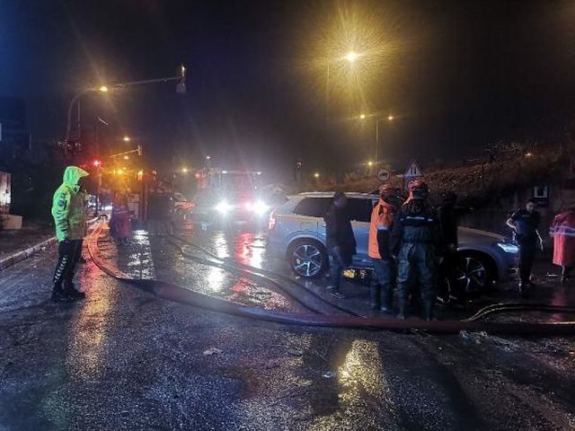 İzmir''de sağanak yağış hayatı felç etti! Araçlar suya gömüldü