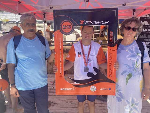 Down sendromlu sporcu Gökhan Kotan'dan dünyada bir ilk! 7 kilometreyi yüzerek geçti