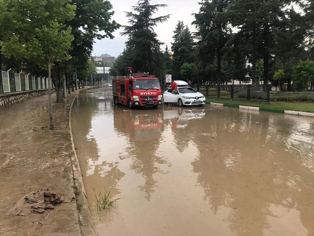 Amasya'da sağanak yağış hayatı durma noktasına getirdi, cadde ve sokaklar göle döndü