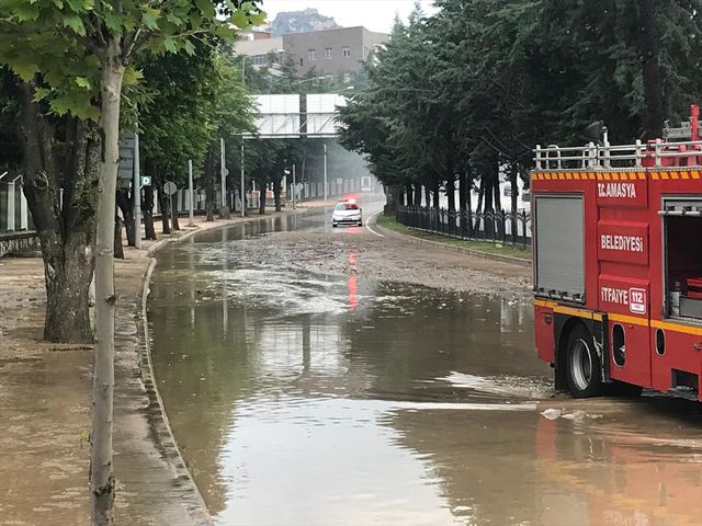 Amasya'da sağanak yağış hayatı durma noktasına getirdi, cadde ve sokaklar göle döndü