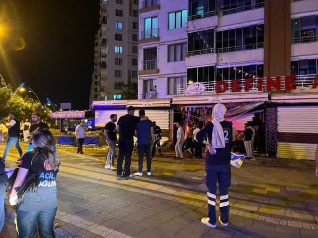 Kontrolden çıkan 2 otomobil kavşaktaki markete daldı! 1 kişi öldü, 5 kişi yaralandı