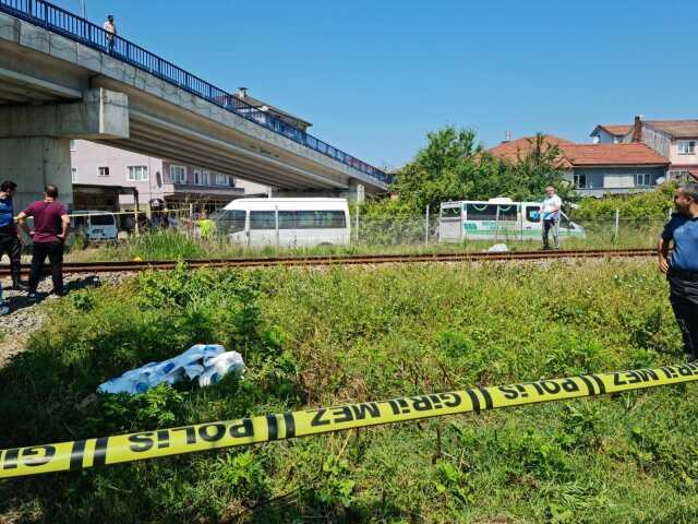 Demiryolundan karşıya geçmek isteyen kadına yük treni çarptı
