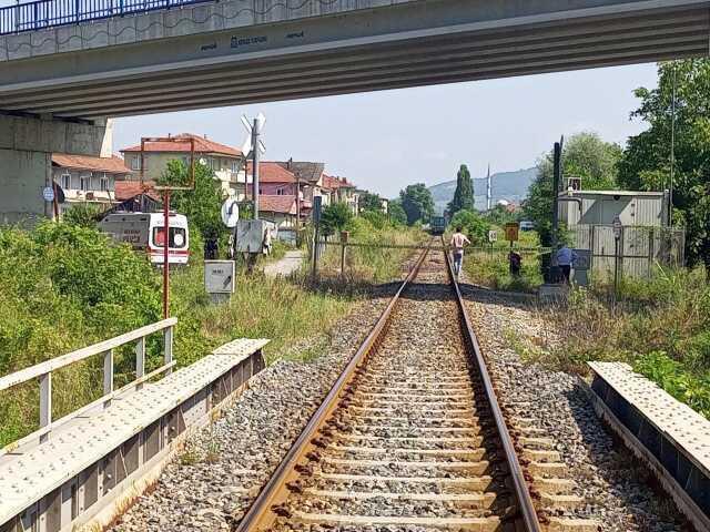 Demiryolundan karşıya geçmek isteyen kadına yük treni çarptı