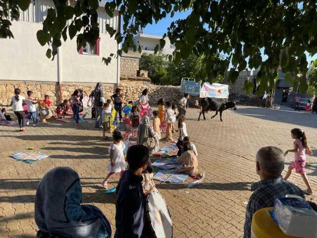 Deprem bölgesinde çocuklar için uçurtma şenliği düzenlendi