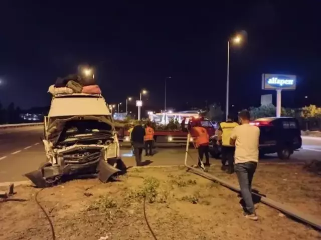 Aynı istikamete giden minibüs ile otomobil çarpıştı: 16 yaralı