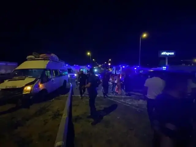 Aynı istikamete giden minibüs ile otomobil çarpıştı: 16 yaralı