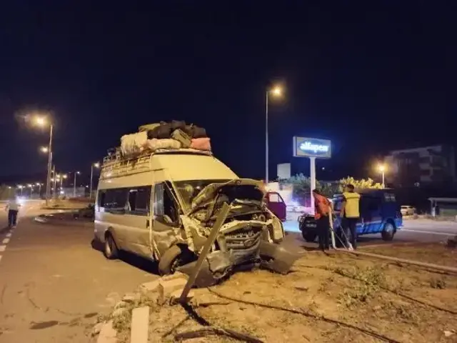 Aynı istikamete giden minibüs ile otomobil çarpıştı: 16 yaralı