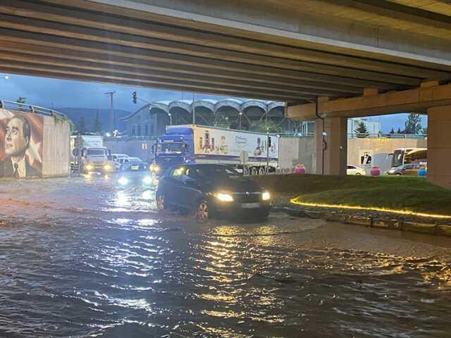TEM Otoyolu'nda heyelan! Ankara-İstanbul yönü trafiğe kapandı