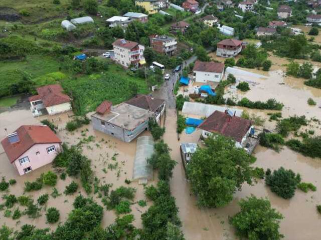 Sel ve heyelan nedeniyle hayat felç olduğu Karadeniz'de 13 il için yeni uyarı var