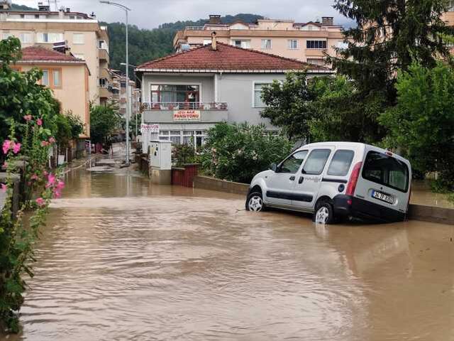 Sel ve heyelan nedeniyle hayat felç olduğu Karadeniz'de 13 il için yeni uyarı var