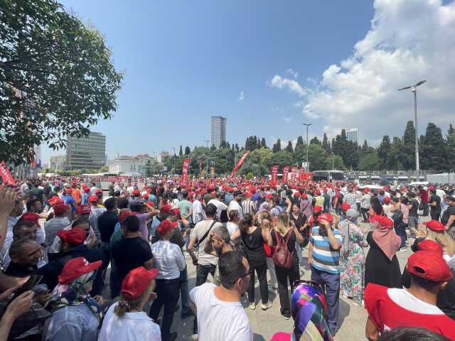 GENEL-İŞ üyeleri İstanbul belediyelerinde iş bıraktı