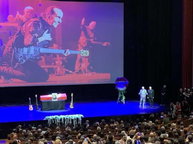 MFÖ, 52 yıllık dostları Özkan Uğur'a sahnede veda etti: Özkanım hoşça kal