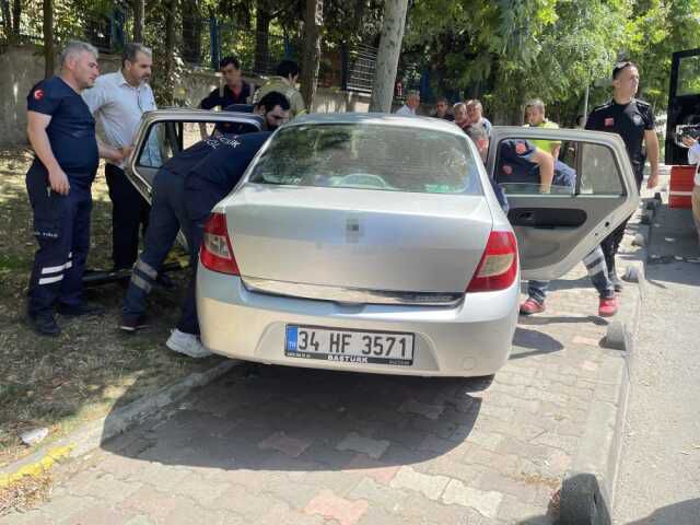 Komşusundan direksiyon dersi alan kadın sürücü ağaca çarptı! 4 kişinin yaralandığı kaza kamerada