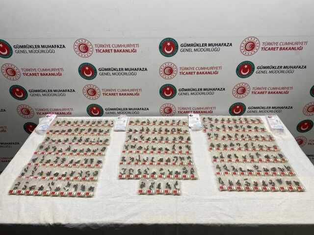 Sabiha Gökçen'de şüpheli yolcunun çantasından binden fazla canlı arı çıktı! Sebebi özellikleriymiş
