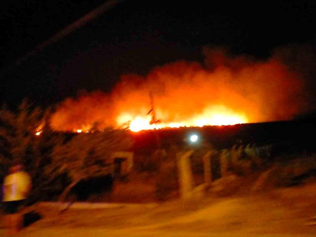 Çeşme'de çamlık alanda çıkan yangın kontrol altına alınmaya çalışılıyor