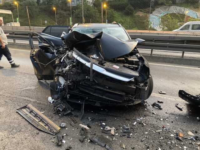 Haliç Köprüsü'nde trafik kazası: Sürücü kaçtı, kız arkadaşını ağır yaralı bıraktı