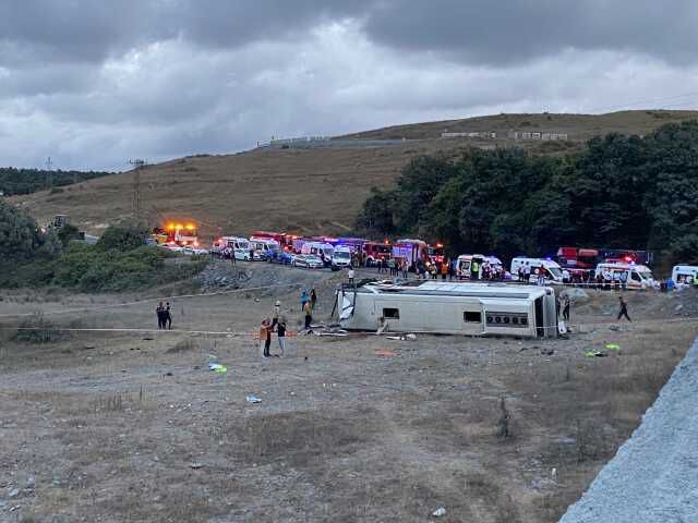 İstanbul Havalimanı'nda çalışan personelleri taşıyan servis aracı şarampole yuvarlandı: 27 yaralı