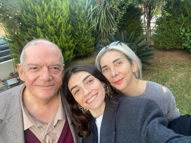 Babasının ölümüyle yıkılan Hazar Ergüçlü, cenazede gözyaşlarına boğuldu