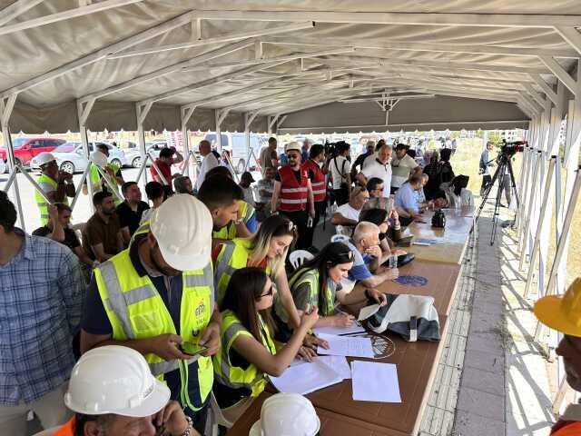 Depremde hasar gören binalar dinamitle yıkıldı, ev sahipleri o anları izlerken gözyaşlarına boğuldu