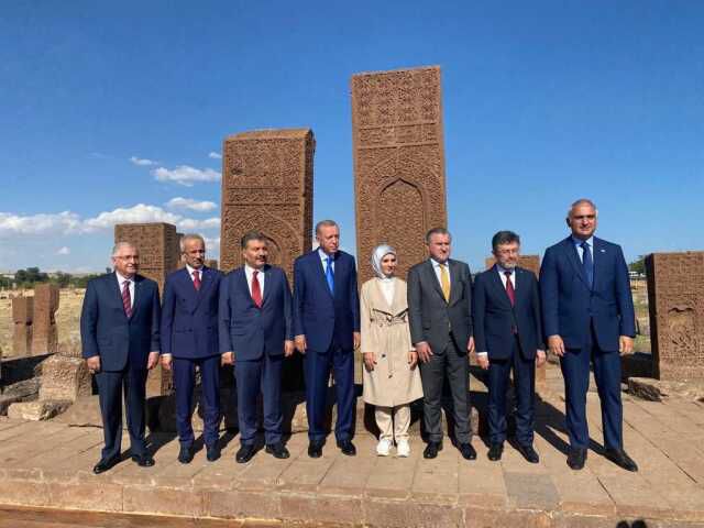 Cumhurbaşkanı Erdoğan, Ahlat'ta Selçuklu mezarlığını ziyaret etti