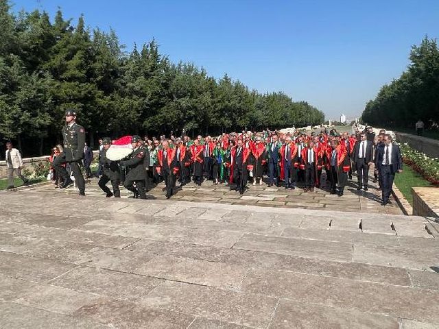 Yargıtay Başkanı Mehmet Akarca Anıtkabir'i ziyaret etti