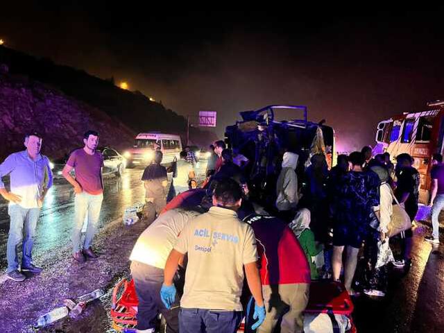 Denizli'de zincirleme trafik kazası: 3 ölü, 50 yaralı