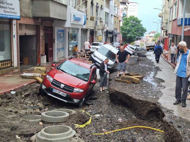 Samsun'da sel felaketi! Caddeler denize döndü, yollar ikiye ayrıldı