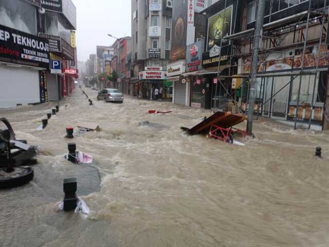 Samsun'da şiddetli yağışlar sonucu sel felaketi yaşandı
