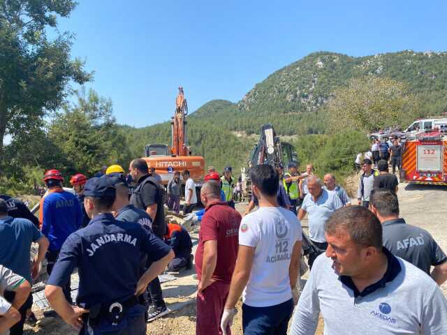 Son Dakika: Kahramanmaraş'ta freni boşalan kamyon cenaze namazı kılanların arasına daldı! Ölü ve yaralılar var