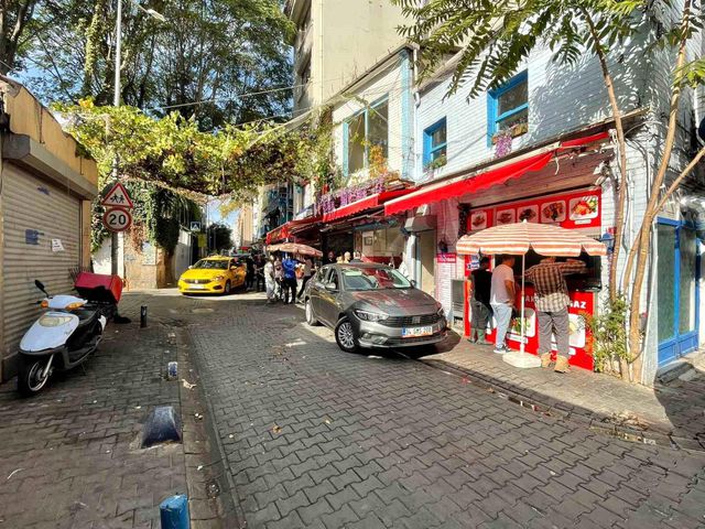 İstanbul'da bir şahıs, eski nişanlısını pompalı tüfekle dakikalarca darp etti