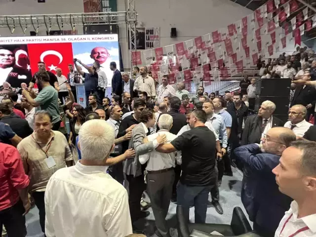 CHP'nin Manisa İl Kongresi'nde Arbede Yaşandı