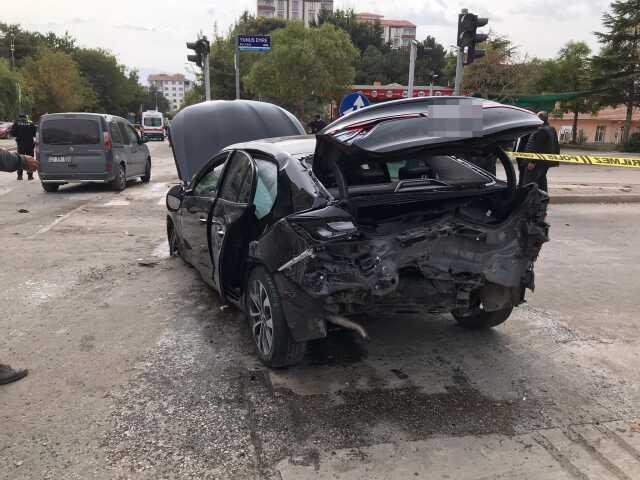 Öğrencileri taşıyan midibüs 2 araca çarptıktan sonra parka daldı: 1'i ağır, 27 yaralı