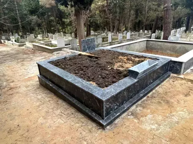 Bu nasıl iş kimse anlam veremiyor! Eski belediye çalışanını yola defnettiler