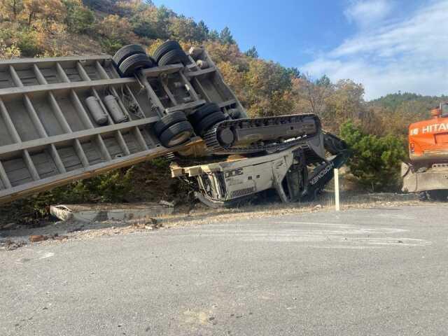 Çorum'da iş makinesi taşıyan tır devrildi: 2 kişi hayatını kaybetti