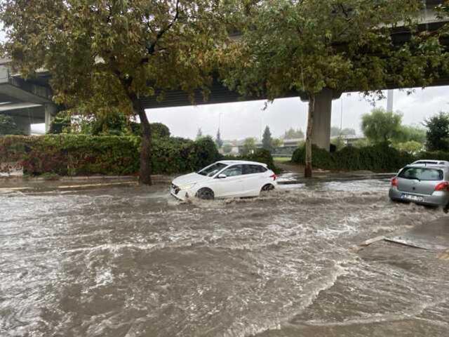 Çanakkale'de Kuvvetli Sağanak Yağış Hayatı Olumsuz Etkiledi