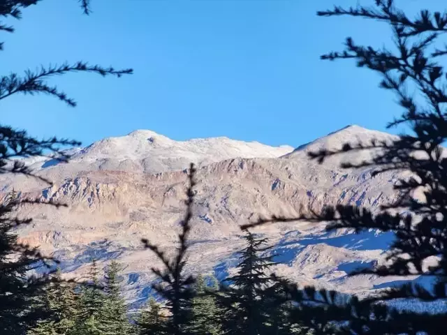 Antalya'nın Kaş ilçesinde mevsimin ilk karı düştü