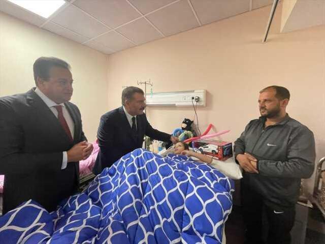 Sağlık Bakanı Fahrettin Koca, Gazze'den getirilen kanser hastası çocukları ziyaret etti