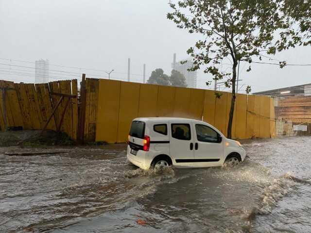 İzmir'de sağanak yağmur: Cadde ve sokaklar göle döndü