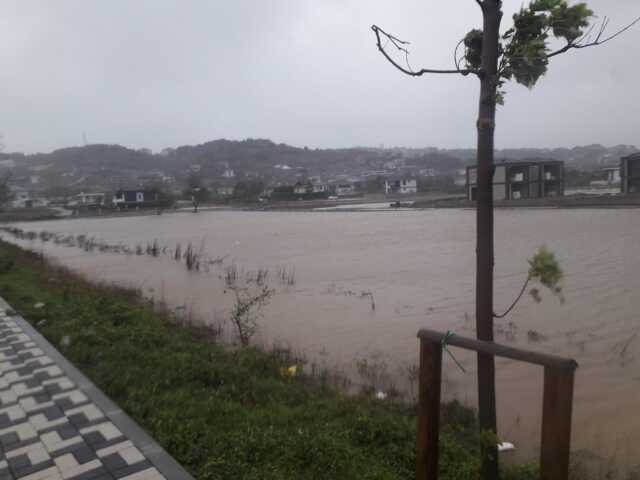 Şile'de fırtına sonucu Yeşilçay Deresi taştı